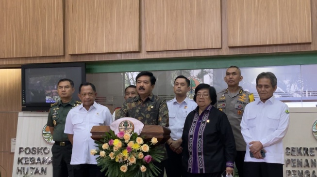 Menkopolhukam Hadi Tjahjanto usai memimpin rapat koordinasi pembahaaan antisipasi kebakaran hutan dan lahan atau karhutla di Kementerian Lingkungan Hidup dan Kehutanan, Kamis (14/3/2024). [Suara.com/Novian]