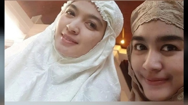 Adu Gaya Selvi Ananda dan Erina Gudono Pakai Mukena. (Dok. Kolase)