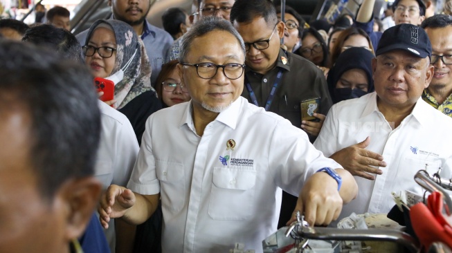 Menteri Perdagangan (Mendag) Zulkifli Hasan saat melakukan kunjungan di Blok A Pasar Tanah Abang, Jakarta, Kamis (14/3/2024). [Suara.com/Alfian Winanto]