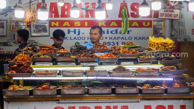 Pengunjung memilih menu berbuka puasa di Sentra kuliner Nasi Kapau di Jalan Kramat Raya, Senen, Jakarta, Kamis (14/3/2024). [Suara.com/Alfian Winanto]