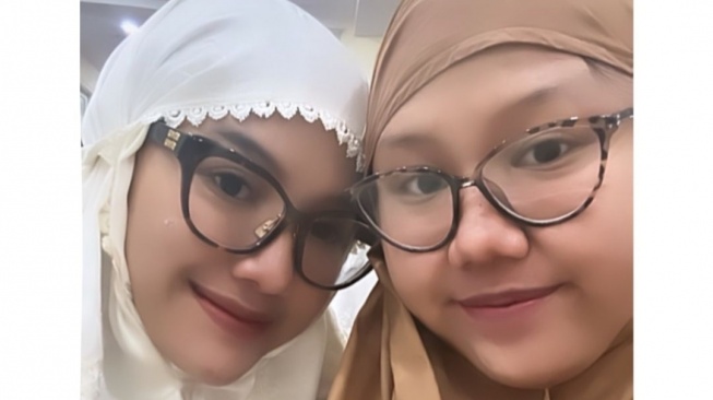 Adu Gaya Selvi Ananda dan Erina Gudono Pakai Mukena. (Dok. Kolase)