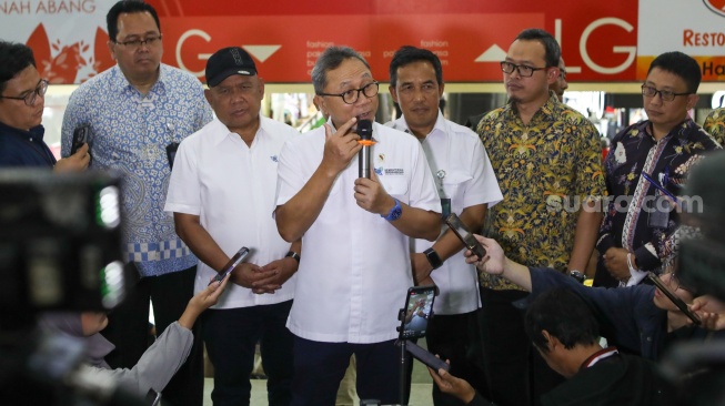 Menteri Perdagangan (Mendag) Zulkifli Hasan menggelar konferensi pers saat melakukan kunjungan di Blok A Pasar Tanah Abang, Jakarta, Kamis (14/3/2024). [Suara.com/Alfian Winanto]