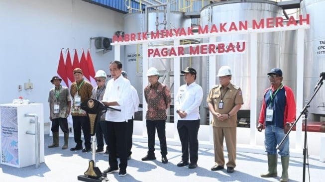 Presiden Joko Widodo atau Jokowi meresmikan pabrik pengolahan produk minyak makan merah Pagar Merbau di Kabupaten Deli Serdang, Provinsi Sumatra Utara, Kamis (14/3/2024). (Kris - Biro Pers Sekretariat Presiden)