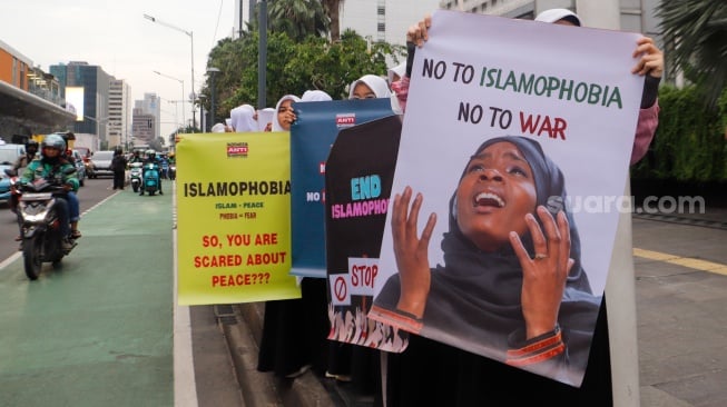 Massa saat menggelar aksi Indonesia Anti Islamphobia di kawasan Bundaran Hotel Indonesia, Jakarta, Jumat (15/3/2024). [Suara.com/Alfian Winanto]