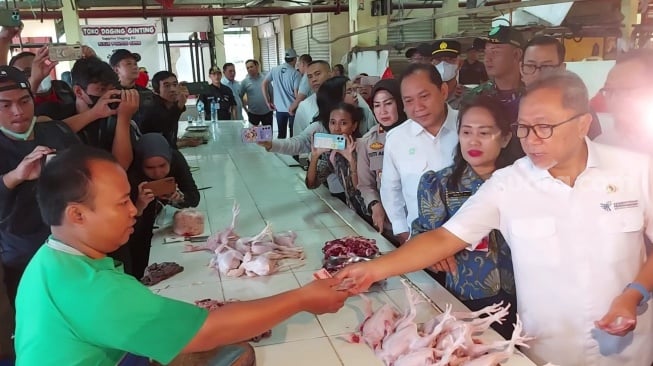 Aksi Borong Mendag Zulhas saat mengunjungi Pasar Kramat Jati, Jakarta Timur, Jumat (15/3/2024)/(Suara.com/Achmad Fauzi).