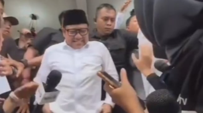 Detik-detik Menegangkan! Cak Imin Ditarik-tarik Sampai Sarungnya Hampir Melorot, Ada Apa?