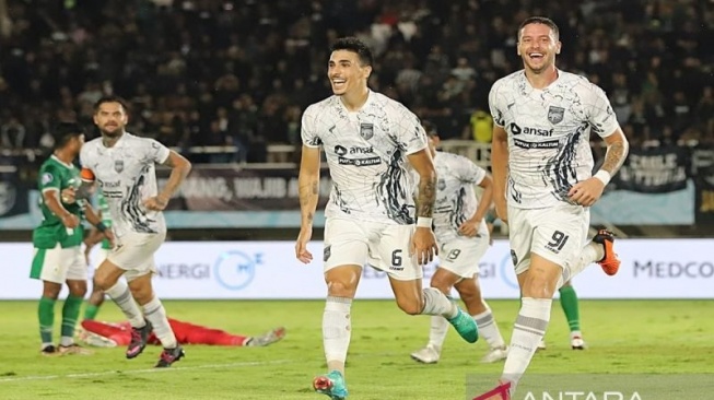 Pemain nomor punggung 91 Borneo FC Samarinda, Cadenazzi, (kanan) usai mencetak gol ke gawang PSS Sleman dalam pertandingan Liga 1 2024 di Stadion Manahan Solo, Jateng, Kamis (14/3/2024) malam. ANTARA/Bambang Dwi Marwoto.