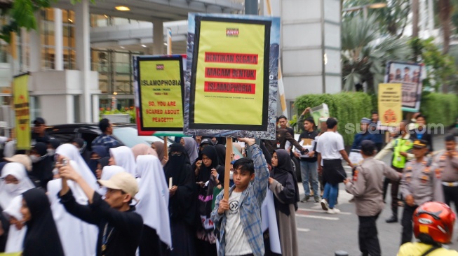 Massa saat menggelar aksi Indonesia Anti Islamphobia di kawasan Bundaran Hotel Indonesia, Jakarta, Jumat (15/3/2024). [Suara.com/Alfian Winanto]