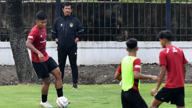 Pelatih Timnas Indonesia U-20 Indra Sjafri (kedua kiri) melihat anak asuhannya mengikuti internal game saat pemusatan latihan di Lapangan A, Kompleks Gelora Bung Karno, Senayan, Jakarta, Jumat (9/2/2024). ANTARA FOTO/Indrianto Eko Suwarso/tom.