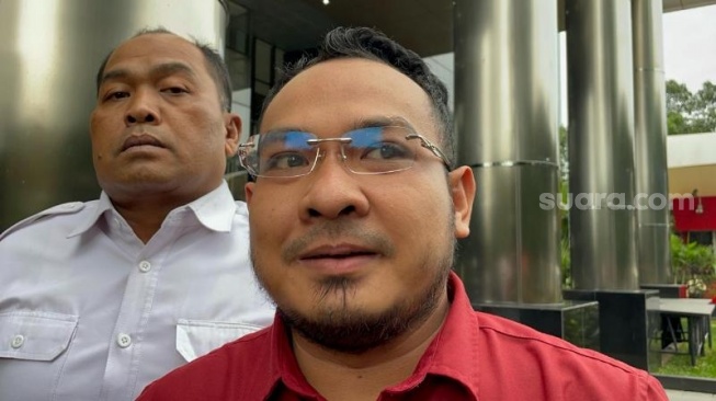 Kuasa Hukum Sekda Kota Bandung Ema Sumarna, Rizky Risgantara ditemui awak media di Gedung Merah Putih KPK, Jakarta, Kamis (14/3/2024). (Suara.com/Yaumal)