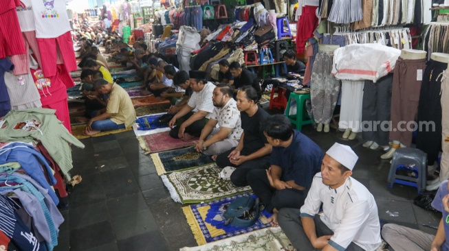 Umat Islam melaksanakan shalat Jumat pertama di bulan Ramadhan 1445 H di Pasar Tanah Abang, Jakarta, Jumat (15/3/2024). [Suara.com/Alfian Winanto]