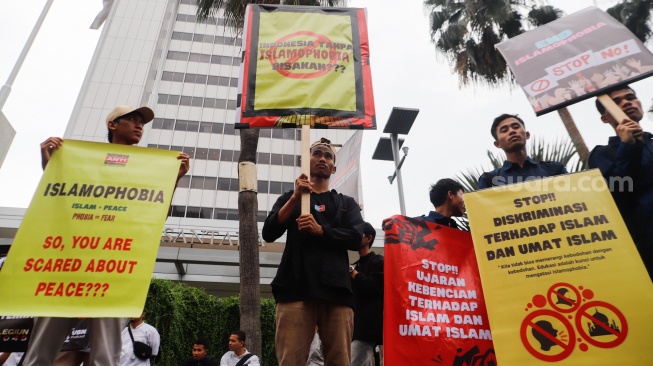 Massa saat menggelar aksi Indonesia Anti Islamphobia di kawasan Bundaran Hotel Indonesia, Jakarta, Jumat (15/3/2024). [Suara.com/Alfian Winanto]