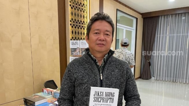 Sejarawan Iip D Yahya ditemui usai acara 'Bedah Buku Jaksa Agung' yang digelar di Kejaksaan Tinggi DKI Jakarta,  Kamis (14/3/2024). (Suara.com/Yaumal)