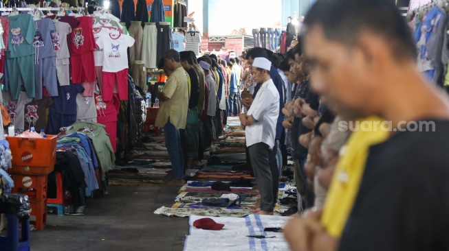 Ruang Masjid Tak Cukup, Jemaah Salat Jumat Meluber ke Lorong dan Kios Pasar Tanah Abang