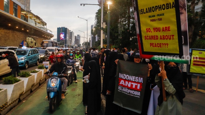 Massa saat menggelar aksi Indonesia Anti Islamphobia di kawasan Bundaran Hotel Indonesia, Jakarta, Jumat (15/3/2024). [Suara.com/Alfian Winanto]