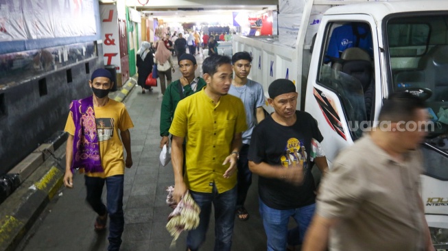 Umat Islam usai melaksanakan shalat Jumat pertama di bulan Ramadhan 1445 H di Pasar Tanah Abang, Jakarta, Jumat (15/3/2024). [Suara.com/Alfian Winanto]