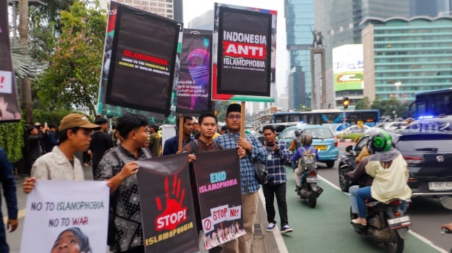 Massa saat menggelar aksi Indonesia Anti Islamphobia di kawasan Bundaran Hotel Indonesia, Jakarta, Jumat (15/3/2024). [Suara.com/Alfian Winanto]