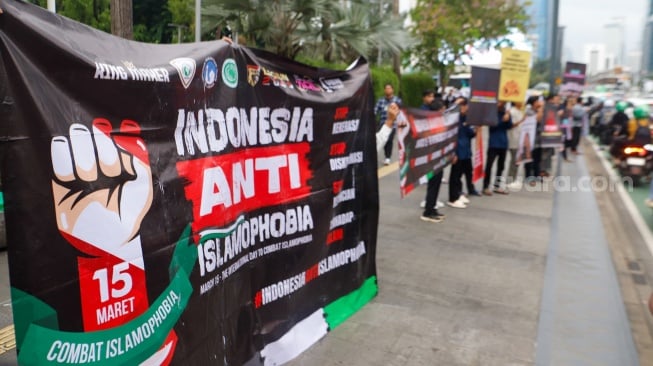 Massa saat menggelar aksi Indonesia Anti Islamphobia di kawasan Bundaran Hotel Indonesia, Jakarta, Jumat (15/3/2024). [Suara.com/Alfian Winanto]