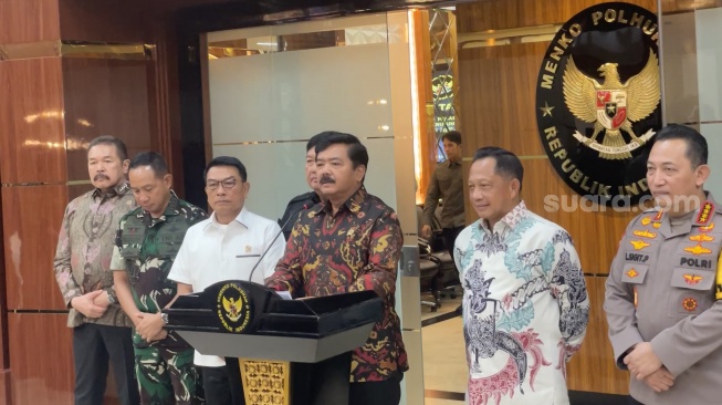 Menteri Koordinator bidang Politik, Hukum, dan Keamanan Hadi Tjahjanto (tengah) seusai memimpin rapat koordinasi terkait memantau perkembangan situasi pasca pemungutan suara dan antisipasi penetapan hasil suara Pemilu 2024. (Suara.com/Novian)