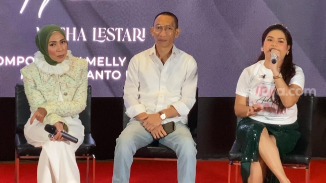 Mytha Lestari, Melly Goeslaw dan Anto Hoed dalam sesi jumpa pers perilisan OST film Ipar Adalah Maut di kawasan Setiabudi, Jakarta, Jumat (15/3/2024) [Suara.com/Adiyoga Priyambodo]