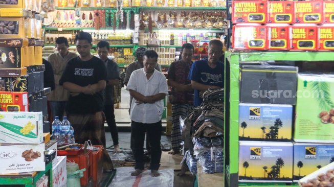 Umat Islam melaksanakan shalat Jumat pertama di bulan Ramadhan 1445 H di Pasar Tanah Abang, Jakarta, Jumat (15/3/2024). [Suara.com/Alfian Winanto]