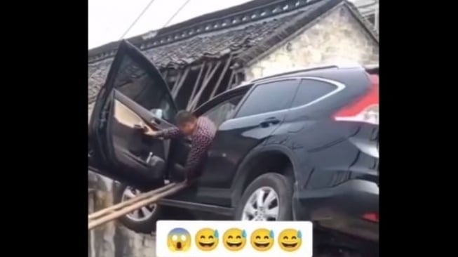 Heboh Honda CR-V 'Terbang' ke Atap Rumah, Bikin Geleng-geleng Kepala