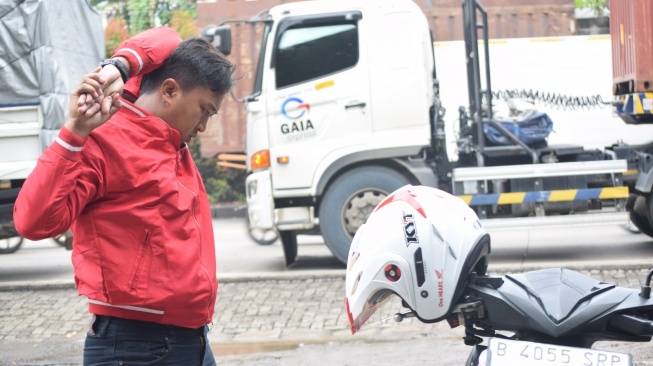 Lakukan stretching atau pemanasan sekaligus relaksasi saat berkendara, agar asupan oksigen ke otak tetap lancar  [PT Wahana Makmur Sejati]. 