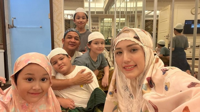 Anak-Anaknya Dibilang Tak Mirip Pasha Ungu, Adelia Pasha Ngegas Bawa Bukti Ini