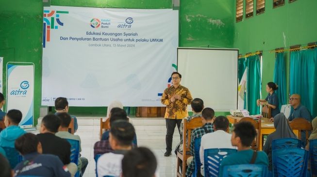 Literasi keuangan syariah  kepada para UMKM di Kecamatan Kayangan, Lombok Utara yang dijelaskan oleh VP Governance, Risk Management, and Compliance Asuransi Astra, Djoko Anindito. Kegiatan ini merupakan kolaborasi Asuransi Astra bersama Universitas Mataram, guna memberikan pembelajaran akan pentingnya mengelola keuangan pribadi dan usaha yang kompleks [Asuransi Astra]