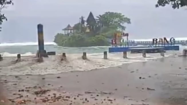 Gelombang Tinggi, Pantai Selatan Malang Porak-poranda