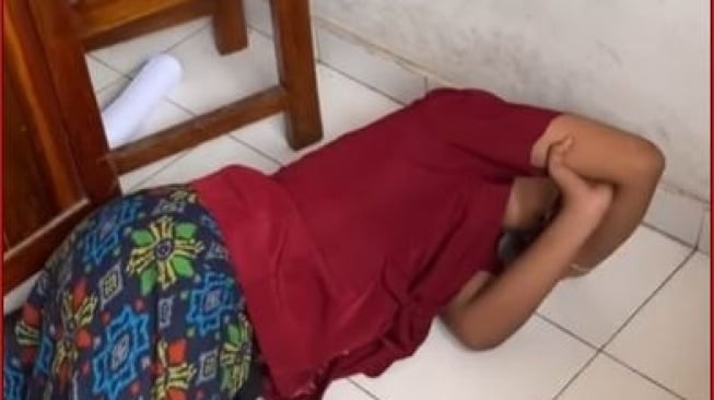 Bikin Guru Emosi, Murid Ini Tertidur Pulas di Samping Bangkunya