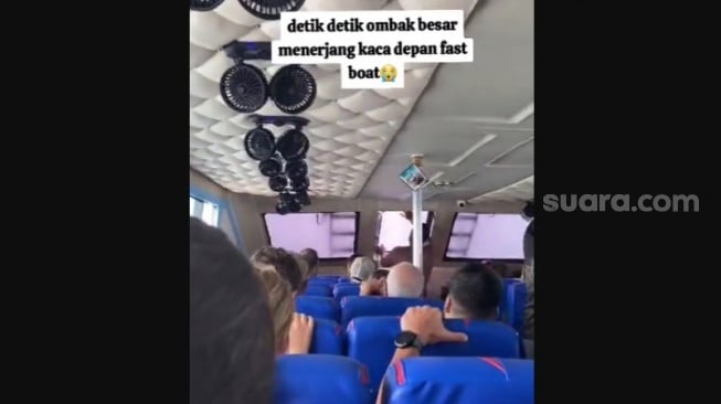 Mencekam! Detik-detik Ombak Besar Terjang Kapal Wisatawan di Bali