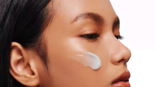 3 Rekomendasi Primer untuk Kulit Kering, Makeup Anti Dempul dan Anti Crack