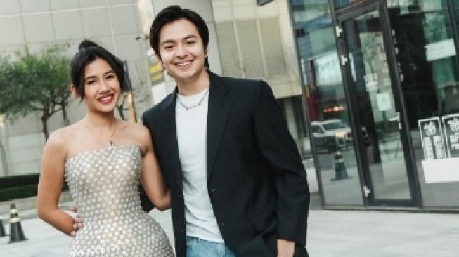 Pasangan Romantis, 5 Inspirasi OOTD Couple ala Angga Yunanda dan Sehina Cinnamon