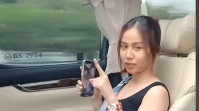 Mayang naik mobil mewah untuk menuju Bandara Soekarno-Hatta (TikTok)