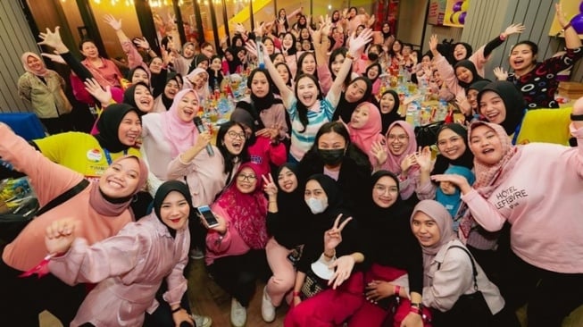 Momen Prilly Latuconsina Ngabuburit bareng Fans (Instagram/prillylatuconsina96)