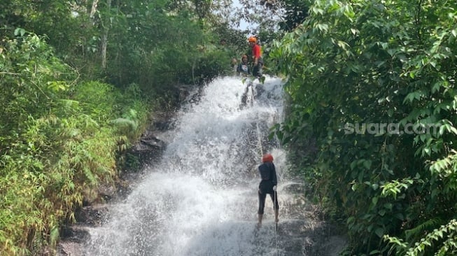 Ngabuburit Ekstrem Pelajar Banjarnegara: Menunggu Buka Sembari Turuni Air Terjun Pakai Tali