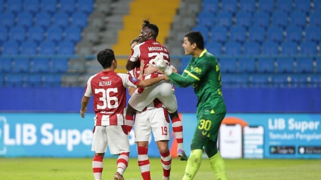 Para pemain Persis Solo merayakan gol Moussa Sidibe ke gawang PSIS Semarang dalam lanjutan pekan ke-29 BRI Liga 1 2023/2024 di Stadion Batakan, Balikpapan, Kalimantan Timur, Minggu (17/3/2024). [Dok Persis Solo]