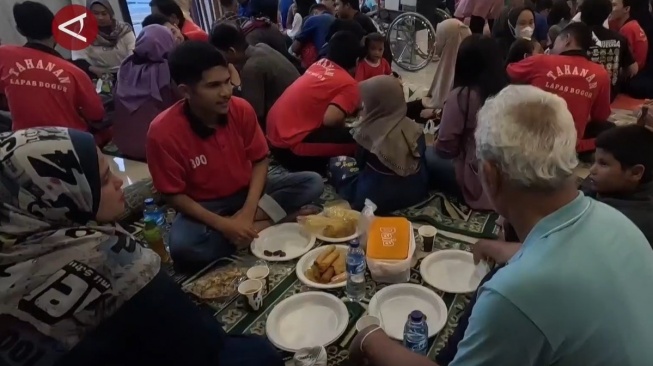 Ratusan  Warga Binaan Lapas Paledang Bogor Buka Puasa Bareng keluarga