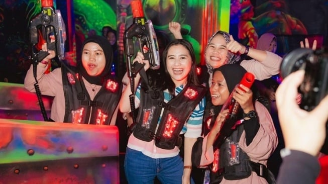 10 Momen Prilly Latuconsina Ngabuburit bareng Fans, Seru-seruan Main Games di Timezone