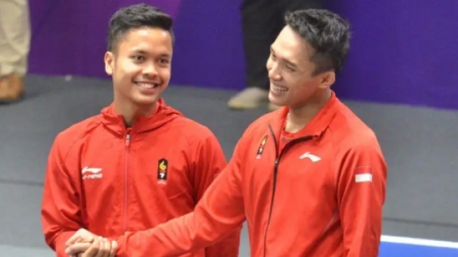 Momen Jonatan Christie dan Anthony Ginting Angkat Piala All England Bersama