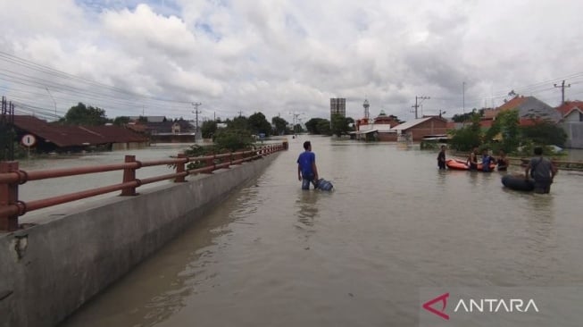 Tanggul Sungai Wulan Jebol, Jalur Pantura Demak-Kudus Terputus