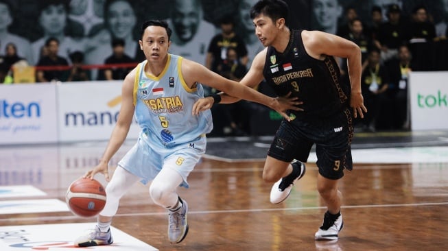 Aksi poin guard Kesatria Bengawan Solo, Tifan Eka Pradita saat melawan Bima Perkasa Jogja dalam lanjutan IBL 2024 di GOR Sritex Arena, Sabtu (16/3/2024) malam. [Dok Kesatria Bengawan Solo]