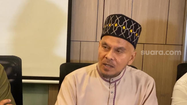 Wakil ketua Yayasan Al-Anshar M. Rizal Chatib dalam konferensi pers terkait kasus sengketa tanah dengan ayah Atta Halilintar di Menara 165, Jakarta, Senin (18/3/2024) [Suara.com/Adiyoga Priyambodo]