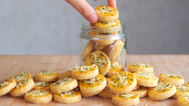 Resep Garlic Cheese Cookies. (YouTube/Luvita Ho)