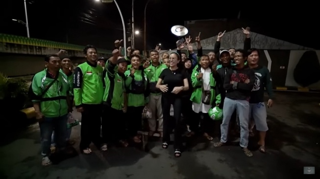 Momen Nikita Mirzani Bukber bareng Ojol (YouTube/Crazy Nikmir REAL)