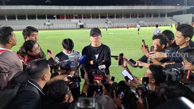 Pelatih Timnas Indonesia Shin Tae-yong saat memberikan keteranga pers dalam latihan jelang melawan Vietnam, Senin (18/3/2024). (Suara.com/Adie Prasetyo Nugraha).