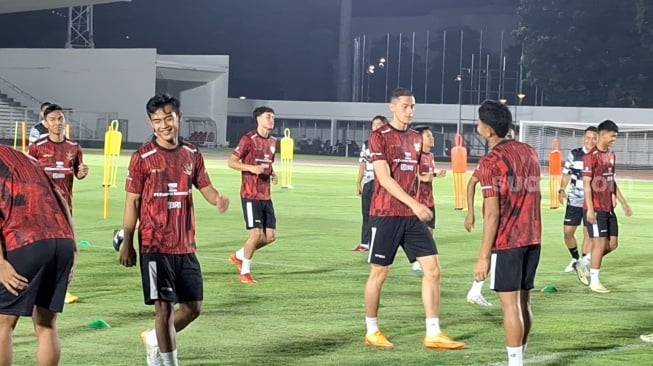 Pemain Timnas Indonesia Jay Idzes mengikuti latihan perdana jelang menghadapi Vietnam di Stadion Madya, Jakarta, Senin (18/3/2024). (Suara.com/Adie Prasetyo Nugraha).