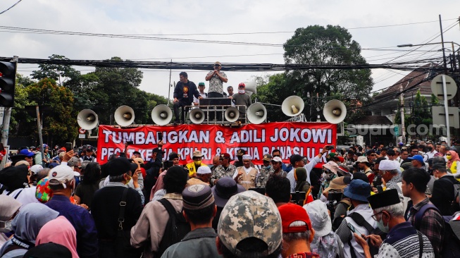 Massa yang tergabung dalam Gerakan Masyarakat Sipil Selamatkan Demokrasi Indonesia saat menggelar aksi di depan Gedung Komisi Pemilihan Umum (KPU) RI, Jakarta,  Senin (18/3/2024). [Suara.com/Alfian Winanto]