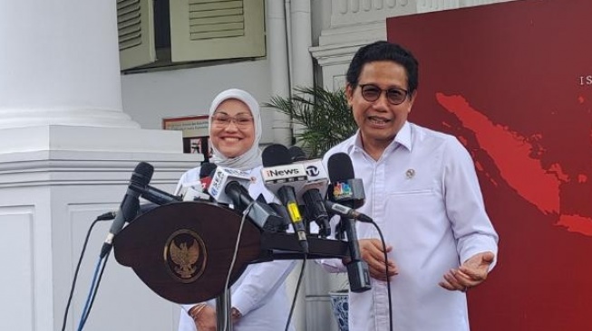 Menteri Ketenagakerjaan yang juga Wakil Ketua Umum DPP PKB Ida Fauziyah dan Mendes PDTT yang juga Ketua DPW PKB Jawa Timur, Abdul Halim Iskandar di Istana Kepresidenan Jakarta. (Suara.com/Novian)